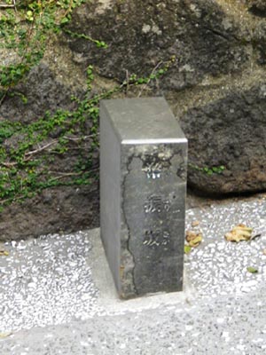 坂下にある「幣振坂」の石碑