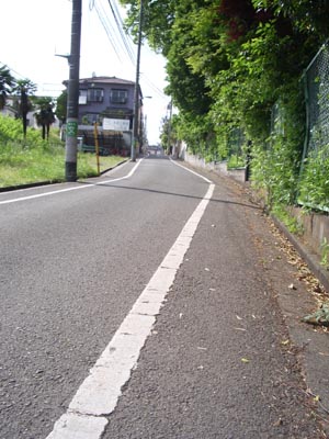 本村坂　左側が京王井の頭線