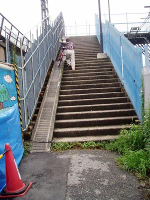 坂下の跨線橋階段